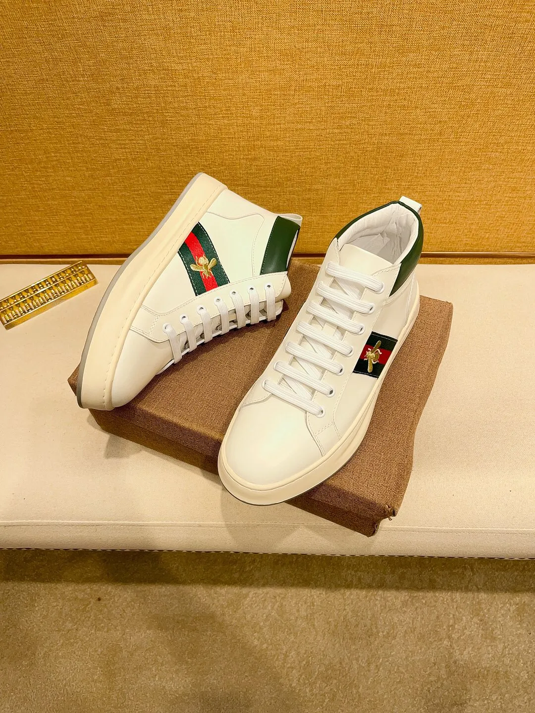 Factory price 440 [Gucci] Gucci's latest high-top casual Korean-style men's shoes, brand new autumn and winter design, perfect workmanship, cabinet quality, upper: cowhide material, leather lining; soft and comfortable, rubber outsole ultra-light, wear-resistant, simple, versatile fashion men's shoes, color optional, size 38--44